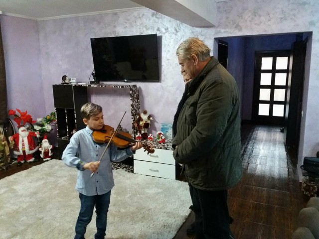 Senatorul Nicolae Moga a făcut o bucurie imensă unui copil talentat: i-a dăruit o vioară!
