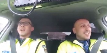 VIDEO VIRAL! Doi poliţişti cântând 'Moş Crăciun cu plete dalbe'