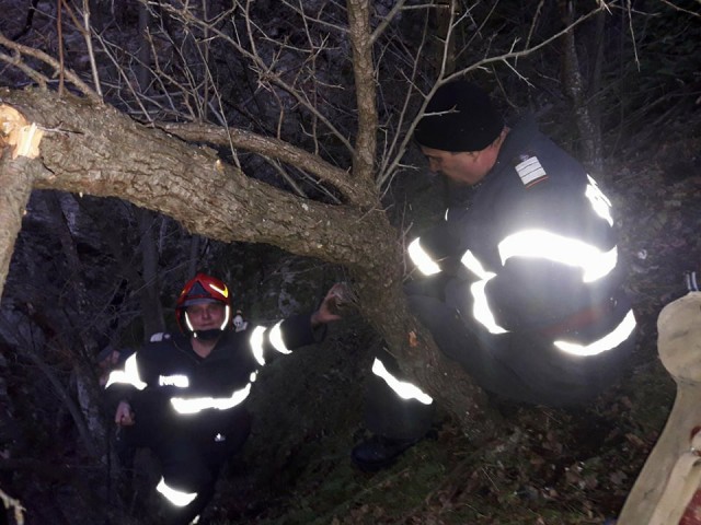 Pompierii de la Măcin, intervenţie pentru salvarea unui tânăr blocat pe un versant!