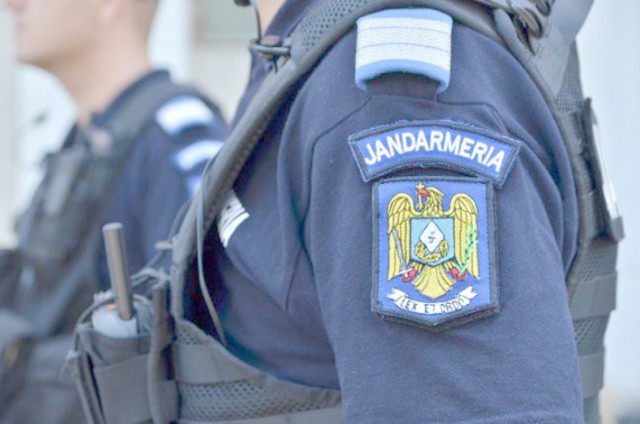 Două persoane care vindeau haine la târgul din Piața Griviței, săltate de jandarmi