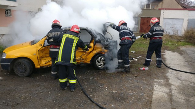 Un autoturism a luat foc în Tulcea! Pompierii au intervenit de urgenţă