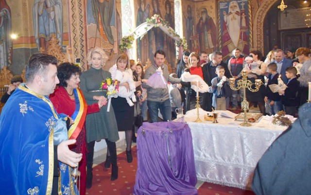 Şase copii abandonaţi au fost botezaţi la Cumpăna