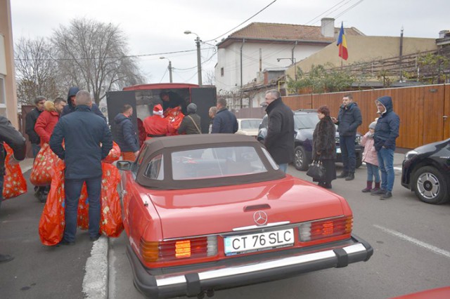 Retro-Moş Crăciun a venit cu daruri multe pentru miuţii de la Centrul de Primire a Copiilor în Regim de Urgenţă