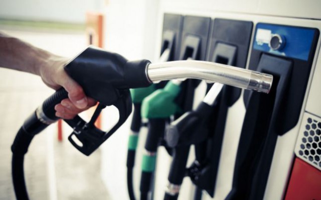 Preţul carburanţilor în România, fără taxe, continuă să fie mai mare decât media europeană