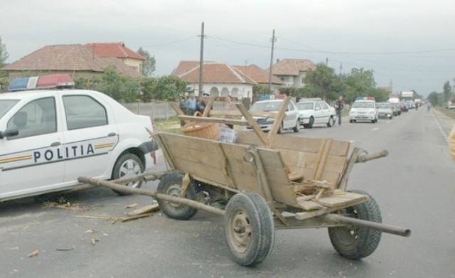 Accident la Castelu: o căruţă a fost LOVITĂ de o maşină