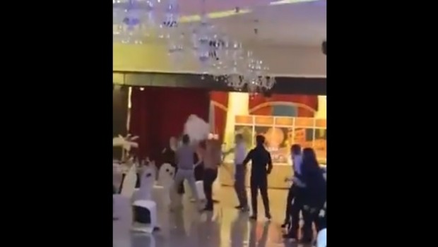BĂTAIE cu scaune la un restaurant în noaptea de Revelion