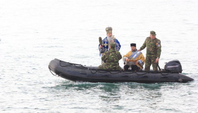 Marinarii militari, prezenți la SLUJBA religioasă de SFINȚIRE a APELOR