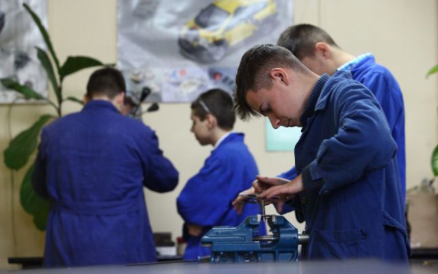 Elevii de la școlile profesionale vor avea, și în 2018, burse profesionale