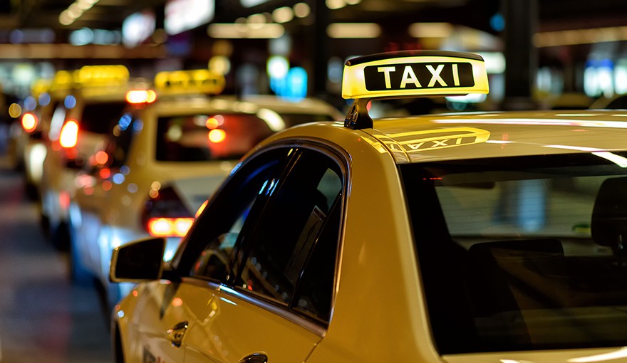 Firmele care oferă aplicaţii pentru servicii de taximetrie fac o activitate de dispecerat neautorizată
