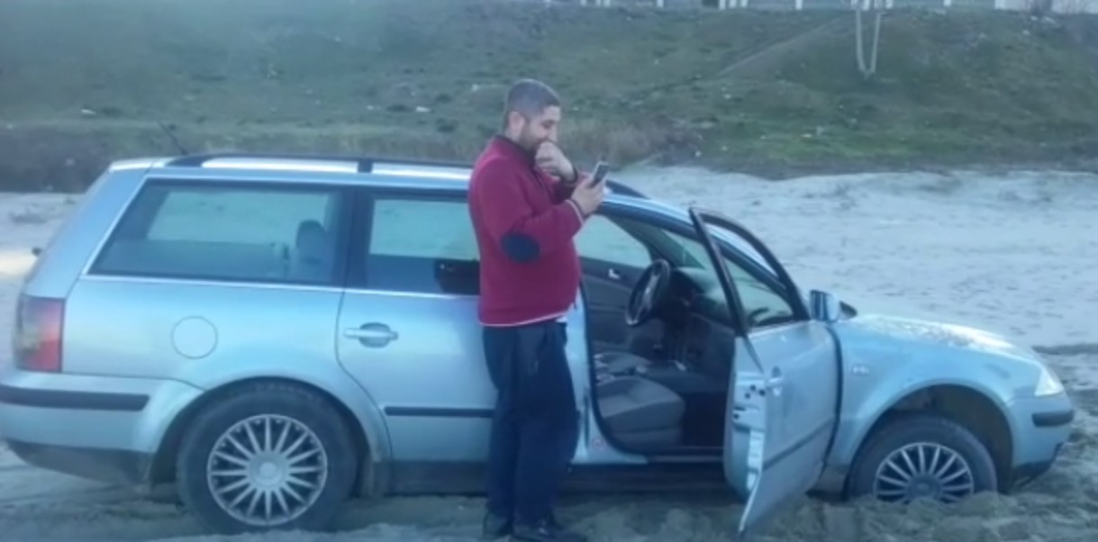 VIDEO! A rămas BLOCAT cu mașina pe plajă, în Faleză Nord!