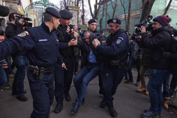 VIDEO! Mălin Bot, săltat de jandarmi din fața sediului PSD!