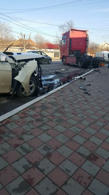 ACCIDENT RUTIER ÎN VALU: a intrat cu maşina în TIR!