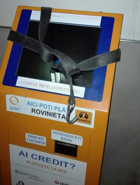 URMĂRIRI PE STRĂZILE DIN NĂVODARI! Hoții au încercat să sustragă un bancomat Pay Point din Kaufland