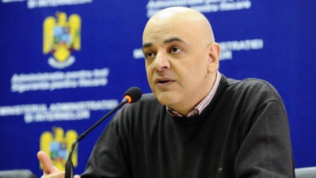 Raed Arafat spune că în mai multe oraşe au apărut panouri cu mesaje împotriva vaccinării: Sunt un atentat la sănătatea publică