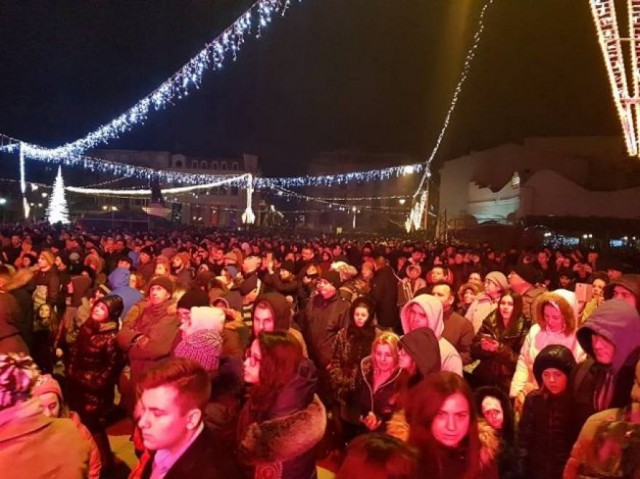 Revelion 2018 în Piața Ovidiu: Au venit mii de constănțeni, dar mulți au plecat din cauza penei de curent de 40 de minute