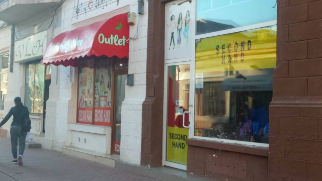 Centrul Constanței, împânzit de magazine second-hand. De ce preferă constănțenii hainele la kilogram!