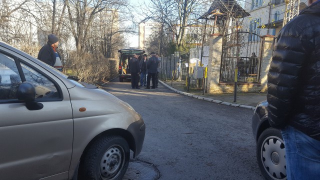 Locatarii unor blocuri din Tomis Nord au ajuns la DISPERARE din pricina străzii blocate! Primăria ARE O SOLUŢIE
