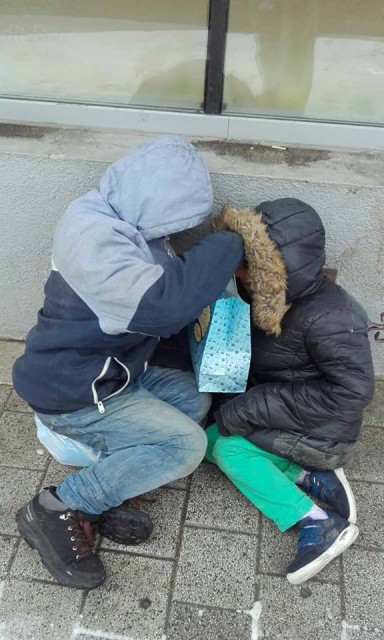 IMAGINI ÎNFIORĂTOARE, la Constanța: doi copii, la un pas de a îngheța!