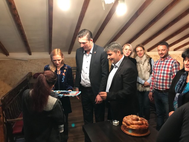 Președintele CJC i-a tăiat moțul copilului născut în șenilată anul trecut