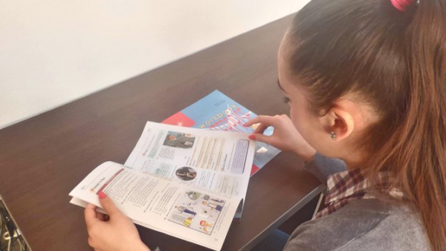 Materialele auxiliare se întorc în şcoală! Părinţii decid după ce culegeri vor preda profesorii