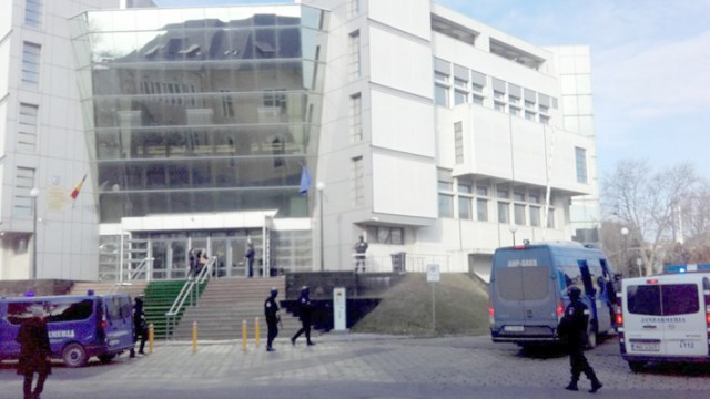 Ţeparii care au înşelat firme din toată ţara, condamnaţi la Constanţa