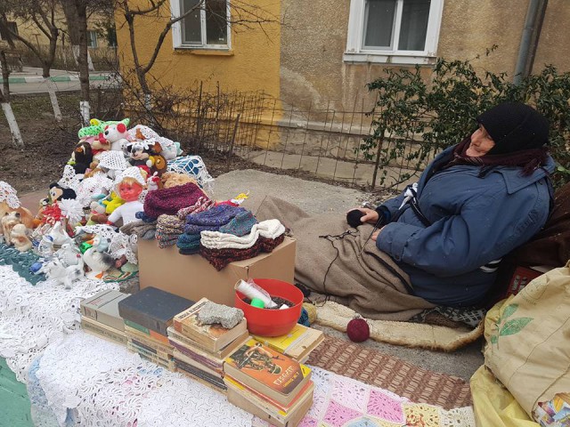 Strigăt de ajutor pentru o bătrână din Năvodari. Rămasă singură pe lume, în plină iarnă, vinde totoșei pe marginea drumului
