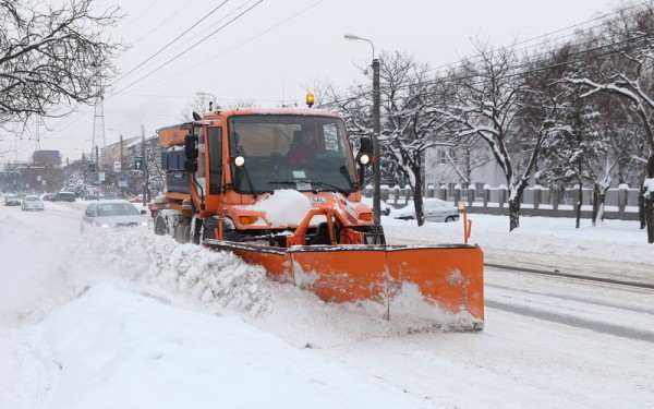 CNAIR a intervenit cu 545 de utilaje şi peste 2.480 tone material antiderapant pe sectoarele de autostrăzi şi drumuri naţionale