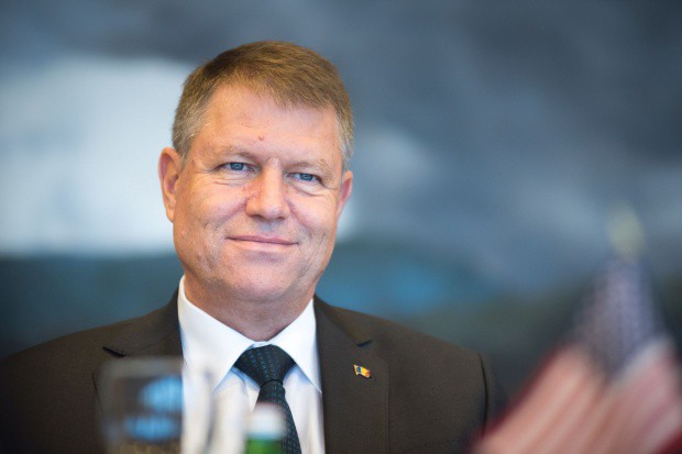 Pauzele de vorbire prea lungi ale lui Iohannis au dereglat sistemul de siguranţă al unui post radio