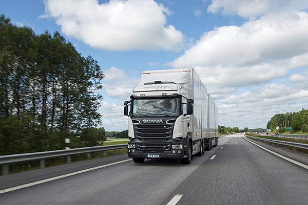 Rovinieta pentru vehiculele grele de transport marfă s-ar putea majora la 12 euro pe zi