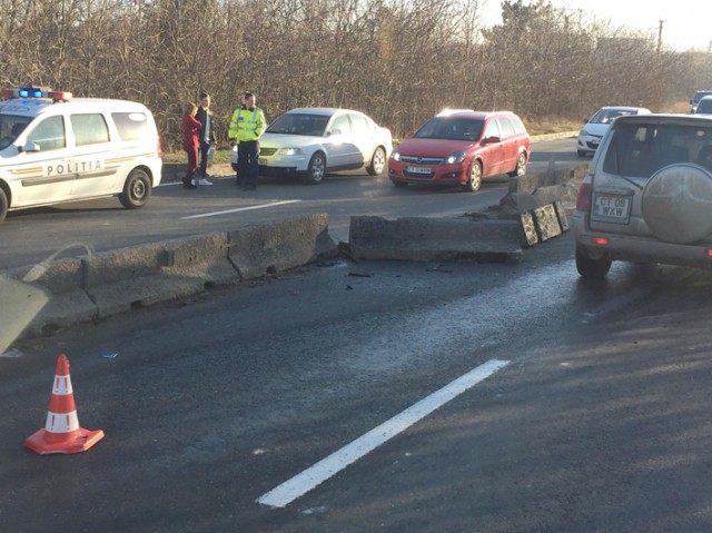 O şoferiţă a făcut CASCADORII în Lazu: s-a izbit de parapet şi a plonjat dincolo de el!