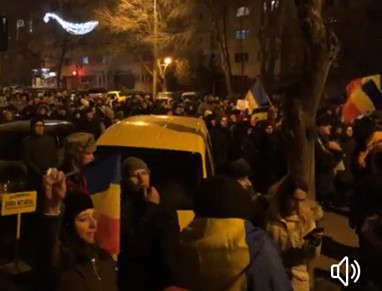 Protestatarii din Constanţa, în faţa sediului PSD: 'La puşcărie! La puşcărie!' VIDEO