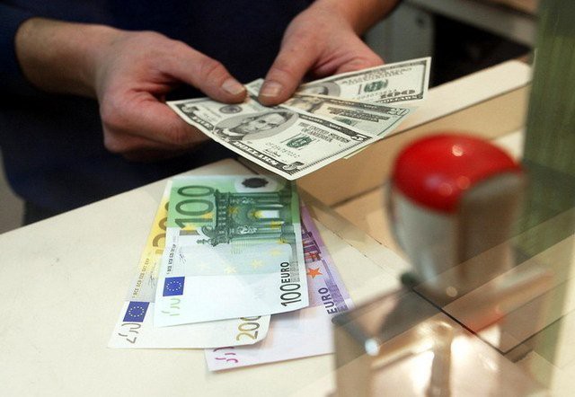 Leul a câştigat teren, joi, în raport cu principalele valute; un euro a fost cotat la 4,6665 lei