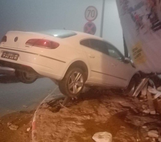 Accident spectaculos pe Aurel Vlaicu: şi-a înfipt maşina într-un panou publicitar