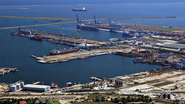 Portul Constanţa: contracte de milioane pentru băieţii deştepţi