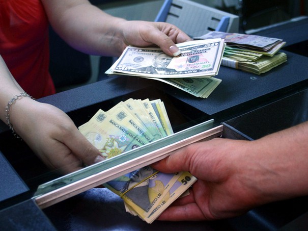Leul se depreciază din cauza dezechilibrelor economice şi politice, euro poate urca la 4,7