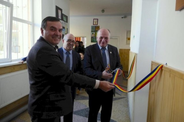 Un primar a tăiat panglica la inaugurarea a trei toalete de la o școală gimnazială