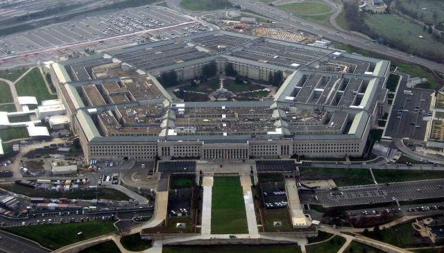 SUA: Pentagonul limitează recrutarea persoanelor transgender