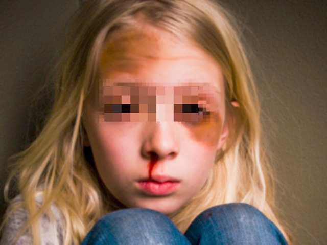 Ca-n filmele HOROR, la Cumpăna! O fetiţă a fost BĂTUTĂ şi LEGATĂ de mamă şi bunică!