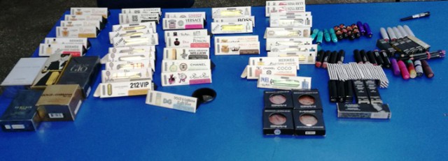 Produse cosmetice contrafăcute vândute în plină stradă, în Palas!