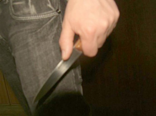 Individul care a intrat peste o femeie în casă cu cuţitul în mână, condamnat