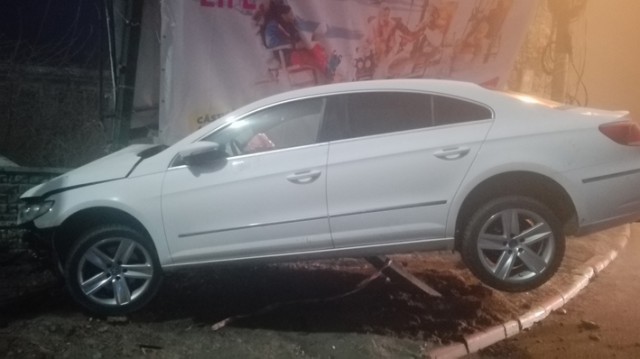 ADIO, panou publicitar pe aurel Vlaicu! S-a ‘înfipt’ o maşină în el