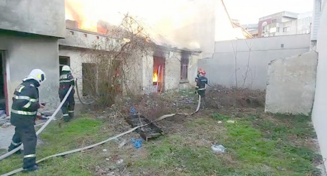 Incendiu la un imobil părăsit din Constanţa! VIDEO