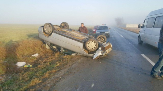 Accident la Săcele: o maşină s-a dat cu roţile în sus!