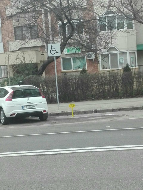 Constănțeancă sancționată pentru că a blocat un LOC DE PARCARE