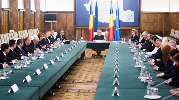 Funcţionarii publici dau în judecată Guvernul pe transferul contribuţiilor: 