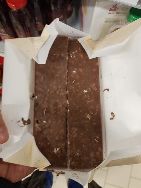 CIOCOLATĂ BIO CU VIERMI! Asta a cumpărat un fost director OPC de la Auchan