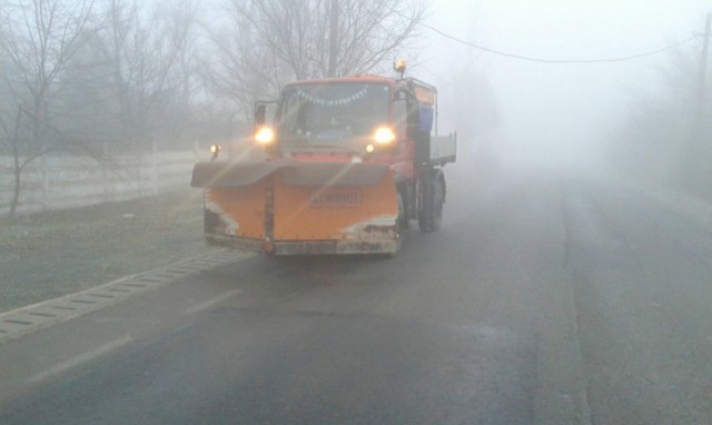 Un primar din judeţul Constanţa s-a urcat de unul singur pe un utilaj, la deszăpezire!