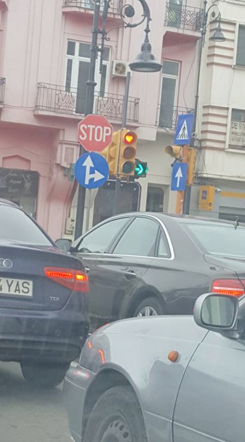 Primăria a ‘comis-o’ din nou: Semafoarele din Constanţa prevestesc Ziua Îndrăgostiţilor