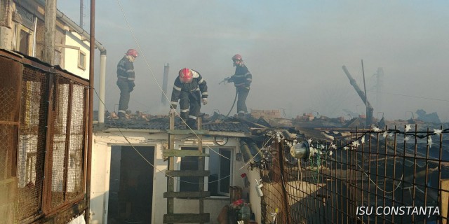 VIDEO! INCENDIUL DE LA MEDGIDIA - ce a mai rămas din locuinţele cuprinse de flăcări!