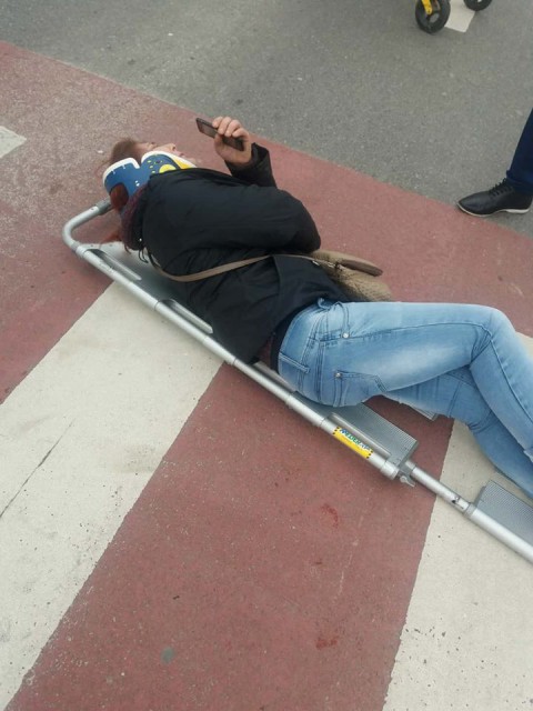 Femeie lovită pe trecerea pentru pietoni! Poliţiştii sunt pe urmele şoferului FUGAR!